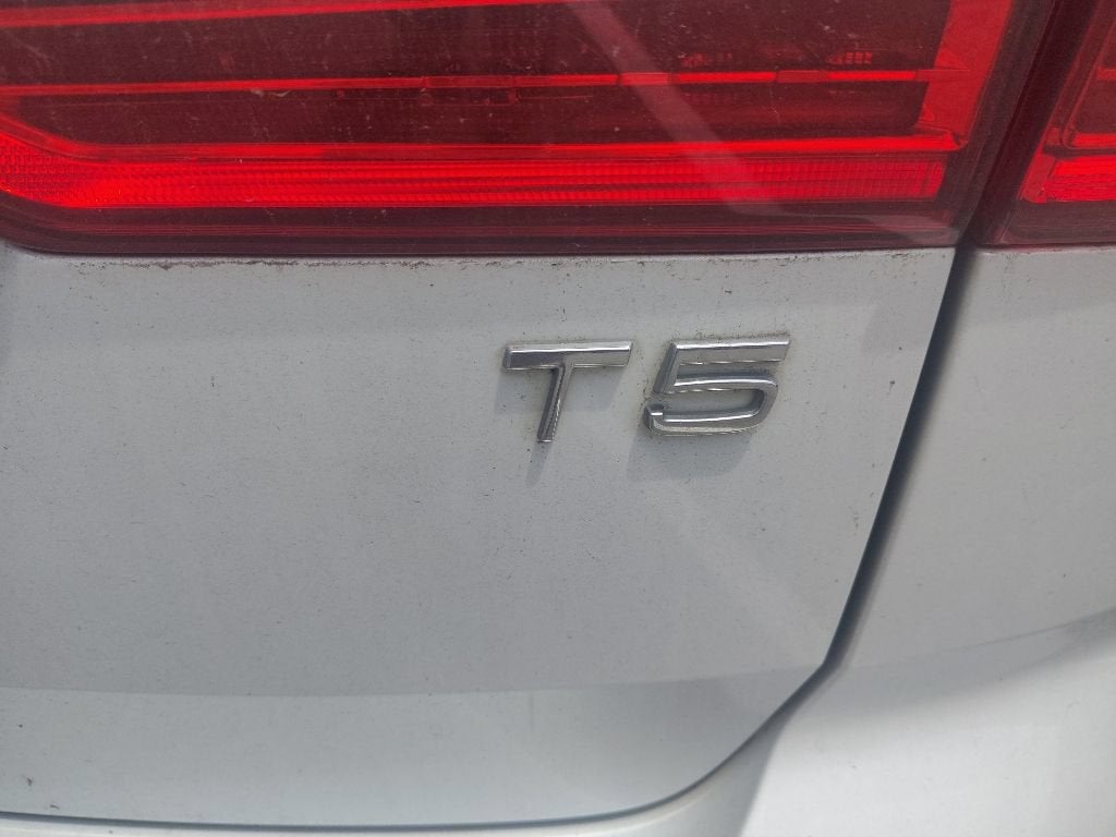2021 Volvo XC60 T5 Momentum